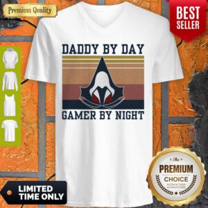 Top Assassin’s Creed Daddy By Day Gamer By Night Vintage V-neck