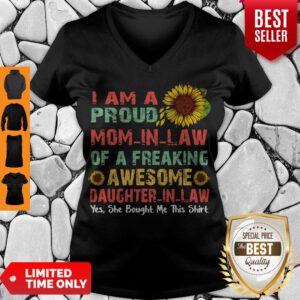 Top I Am A Proud Mom In Law Of A Freaking Awesome Daughter In Law V-neck