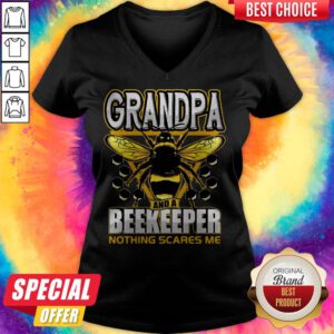 Funny Bee I’m Grandpa And A Beekeeper Nothing Scares Me V-neck