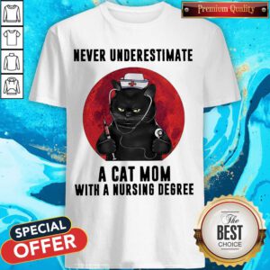 Awesome Never Underestimate A Cat Mom With A Nursing Degree Shirt