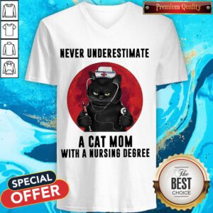 Awesome Never Underestimate A Cat Mom With A Nursing Degree V-neck