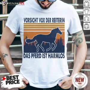 Hot Horse Vorsicht Vor Der Reiterin Das Pferd Ist Harmlos Vintage Retro Shirt- Design By Daintytee.com