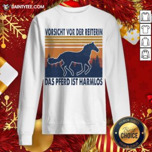 Hot Horse Vorsicht Vor Der Reiterin Das Pferd Ist Harmlos Vintage Retro Sweatshirt- Design By Daintytee.com