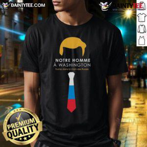 Hot Notre Homme Washington Trump Dans La Main Des Russes T-Shirt featuring a bold graphic of Trump and Russian elements.