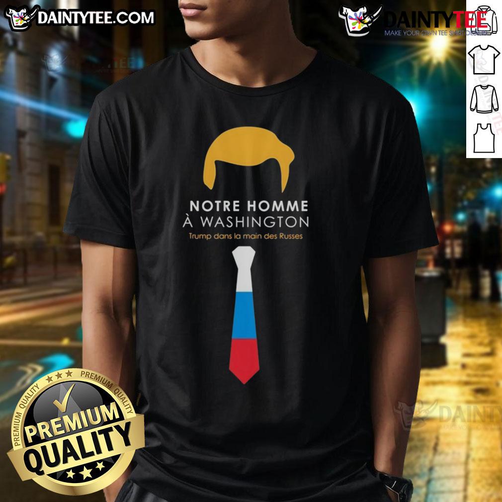 Hot Notre Homme Washington Trump Dans La Main Des Russes T-Shirt featuring a bold graphic of Trump and Russian elements.