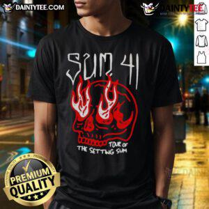 Awesome Sum 41 Tour skull graphic T-shirt featuring bold design, perfect for fans of Sum 41's music and live performances.