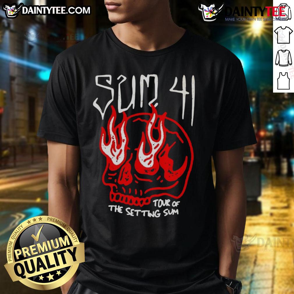 Awesome Sum 41 Tour skull graphic T-shirt featuring bold design, perfect for fans of Sum 41's music and live performances.