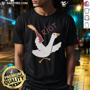Funny Riot Goose T-Shirt featuring a humorous graphic of a rebellious goose, perfect for animal lovers and quirky fashion.