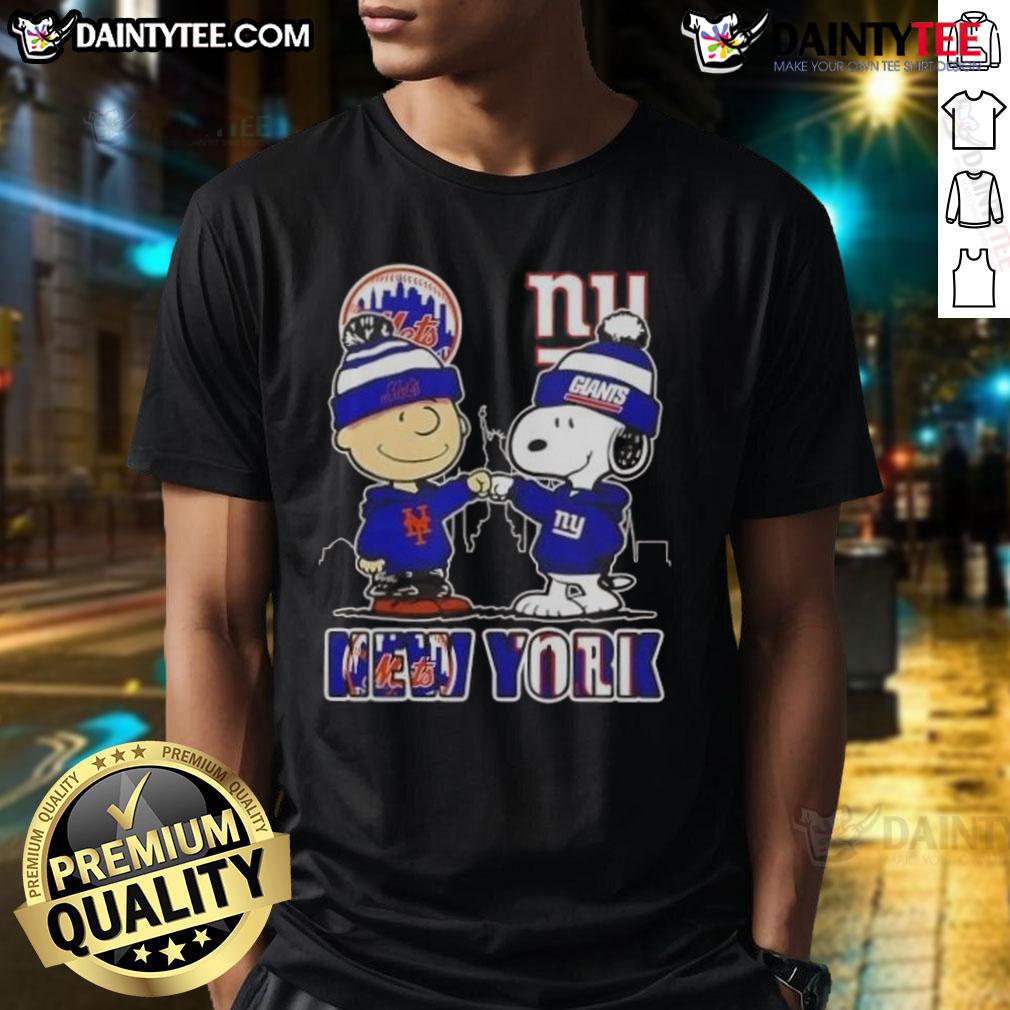 Alt Text: Awesome Snoopy X Charlie Brown New York Mets X Giants skyline t-shirt featuring iconic cartoon characters in sports theme.