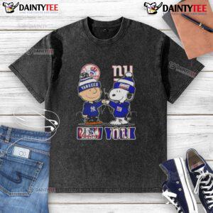 Awesome Snoopy x Charlie Brown New York sports Yankees x Giants skyline washed t-shirt featuring iconic characters.