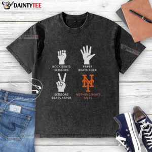 Good New York Mets washed t-shirt featuring 'Nothing Beats Rock, Paper, Scissors' design for fans and casual wear.