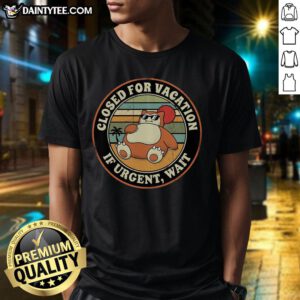 Funny 'Nice Closed For Vacation If Urgent Wait' T-Shirt design perfect for vacation lovers and humor enthusiasts.